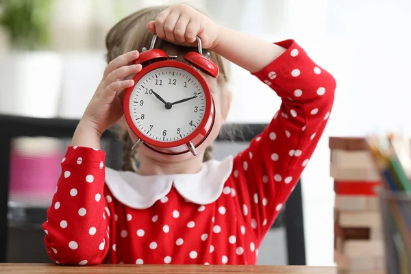 Vestido de bebê coberto seu rosto com grande despertador — Fotografia de Stock