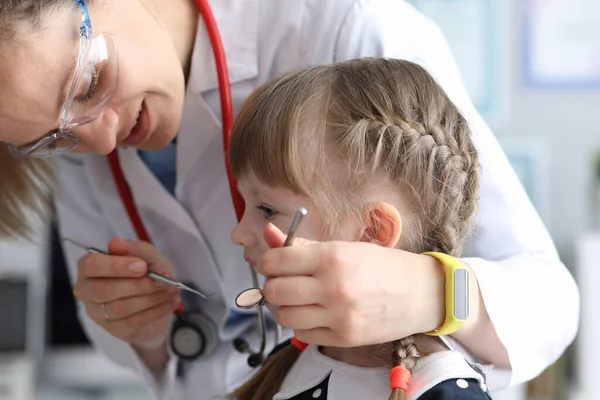 Gyermekfogorvos vizsgálja fogak kislány — Stock Fotó