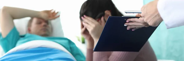 Жінка-лікар приносить документи, що плачуть з горем — стокове фото