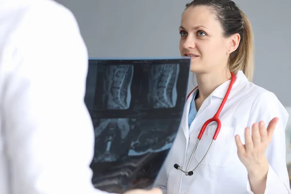 Οι γιατροί συζητούν τη διάγνωση των ασθενών με βάση την ακτινογραφία — Φωτογραφία Αρχείου