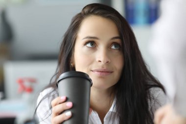 Güzel esmer kız, evde kahve içiyor.