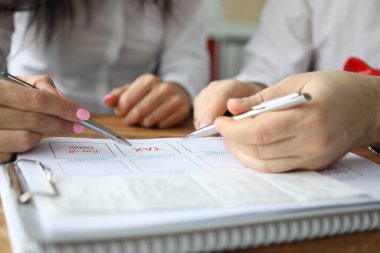 El işi uzmanları bütçe ödemelerini doldurur.