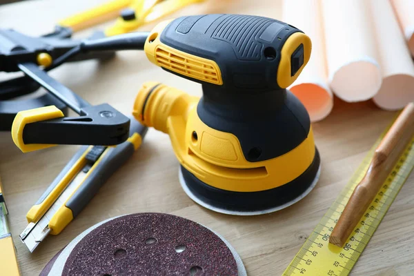 Op tafel ligt slijpmachine voor bouwer — Stockfoto