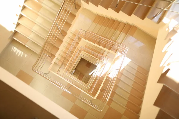 Escalera edificio de varios pisos, suelo de baldosas —  Fotos de Stock