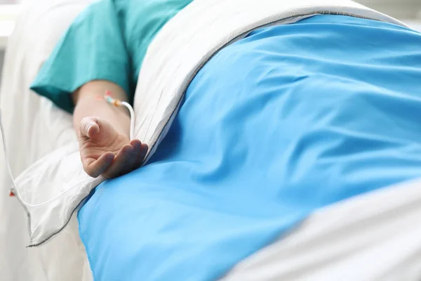 O doente está deitado na cama do hospital debaixo do conta-gotas. — Fotografia de Stock