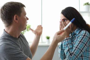 Adam hamilelik testi için kıza el uzattı.