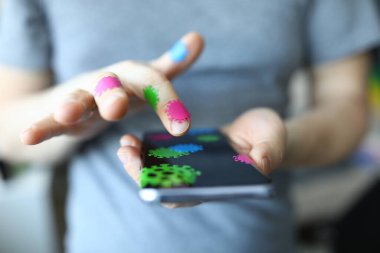 Adam akıllı telefona koronavirüsle dokunuyor.