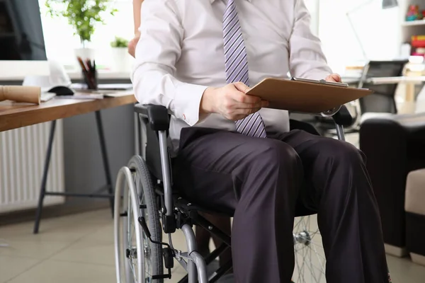 Работник, работающий в офисе на инвалидной коляске — стоковое фото