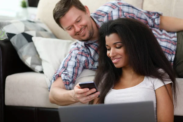 Glada make visar sin fru ansökan telefon — Stockfoto