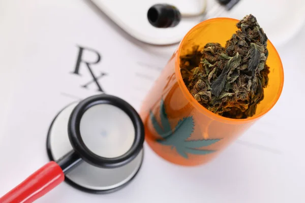 På bordet stetoskop och burk medicinsk marijuana — Stockfoto