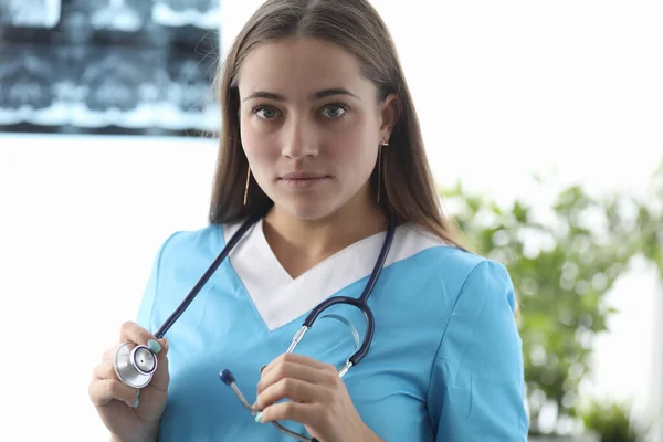 Kvinna i medicinsk uniform — Stockfoto