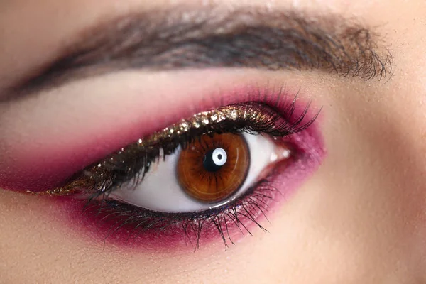 Heldere trendy make-up — Stockfoto
