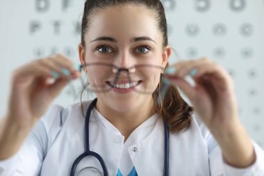 Steteskoplu mutlu güzel kadın.