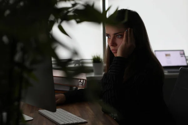 Mujer somnolienta en el escritorio — Foto de Stock