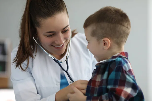 Specialista allegro parlando con bambino — Foto Stock