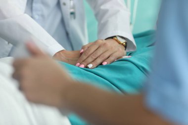 Doktor hasta için rehabilitasyon prosedürlerini sunuyor.