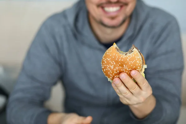 Gülümseyen adam ve fast food — Stok fotoğraf