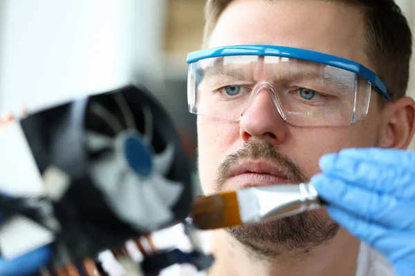 Närbild man goggles böjer mekanisk del anordning — Stockfoto