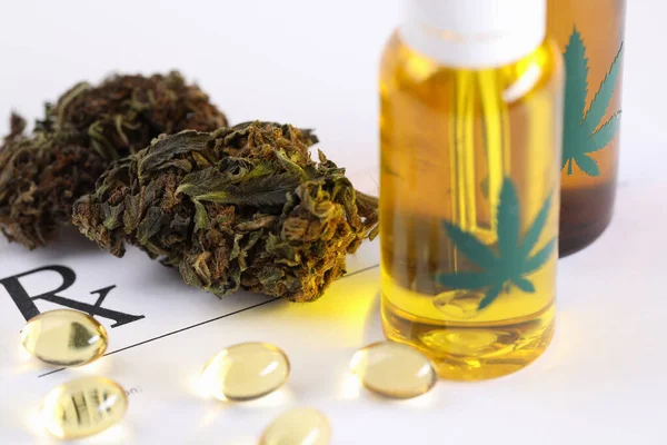 Ampla seleção de preparações de cannabis, óleo e ervas — Fotografia de Stock