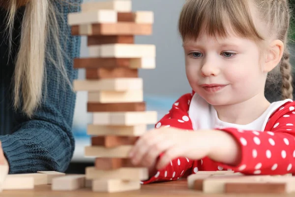 Mädchen zieht hölzernes Detail aus Turm — Stockfoto