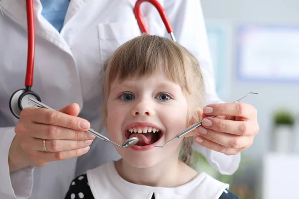 소녀는 치과 의사에게 이빨을 보여 주는 것을 두려워하지 않는다 — 스톡 사진