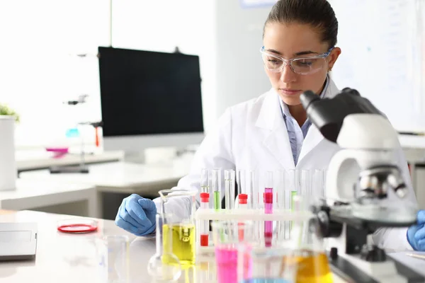 Assistente de laboratório fazendo análises químicas — Fotografia de Stock