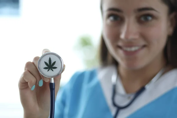 Terapeuta en el trabajo en el hospital — Foto de Stock