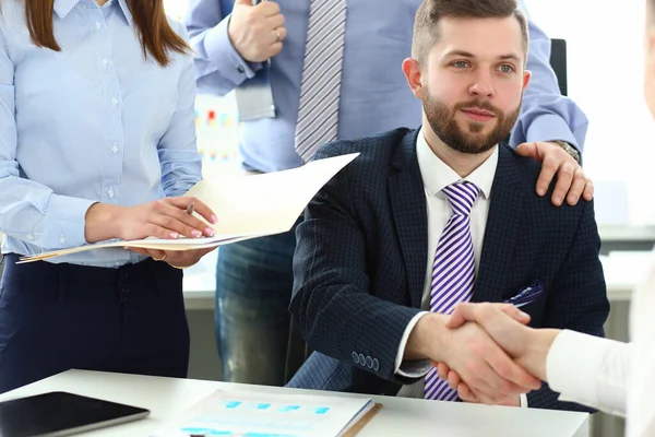 Gruppo di uomini d'affari che si stringono la mano dopo una riunione produttiva — Foto Stock