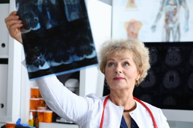 Nitelikli kadın muayene taraması