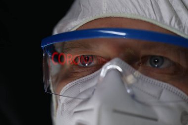 Laboratuvardaki bilim adamı.