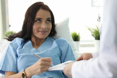 Hasta klinikte yatakta yatıyor. İmza belgeleri.
