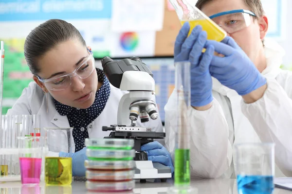 A equipe do laboratório realiza experimentos em líquido — Fotografia de Stock