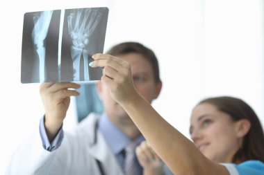 Doktor ve meslektaşı hastanede.