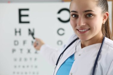 Gülümseyen neşeli sağlık çalışanı