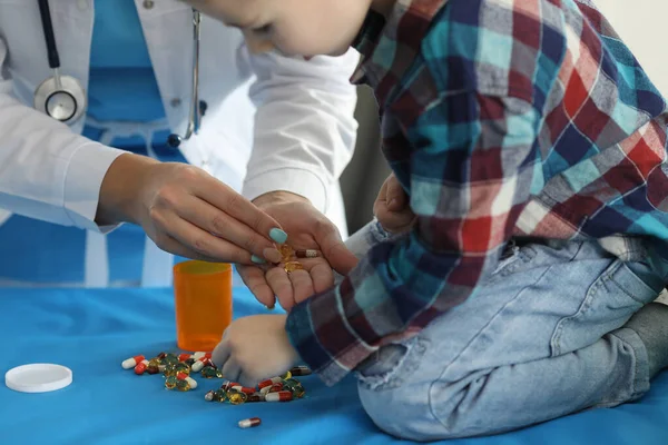 Ambiance conviviale entre enfant et pédiatre — Photo