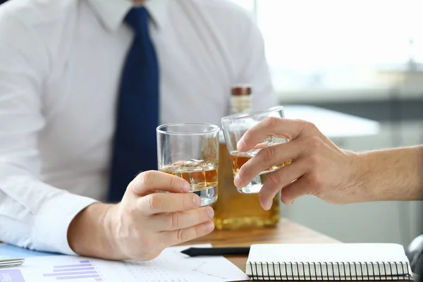 Biznesmeni w garniturach pijący alkohol — Zdjęcie stockowe