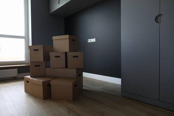 Серый закрыт и стена
