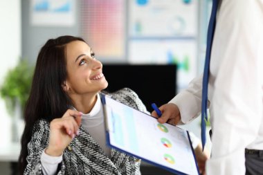 Çekici, neşeli esmer kadın.