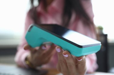 İşçi kredi kartı ödemeye yardım ediyor