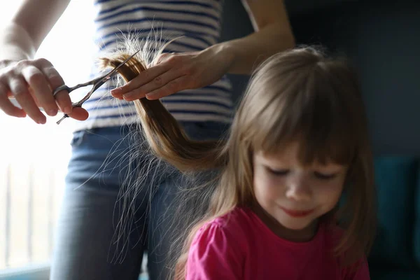 Mãe corta cabelo em casa criança durante a quarentena — Fotografia de Stock