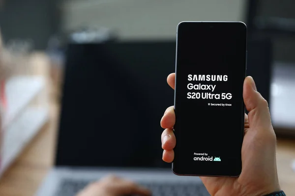 Mies käsi pidä Samsung galaksi s 20 ultra — kuvapankkivalokuva