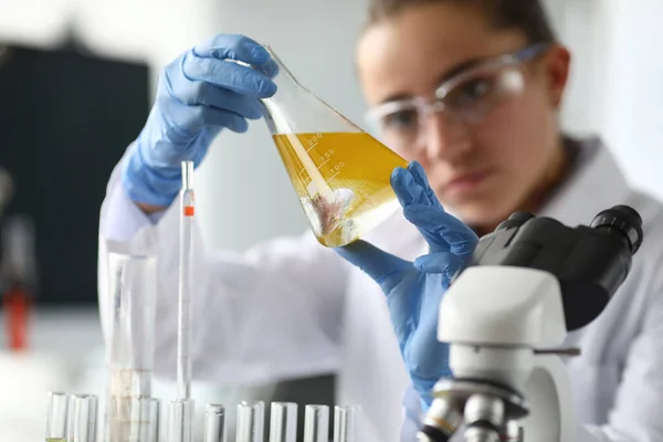 Cientista fazendo experimentos com mistura — Fotografia de Stock