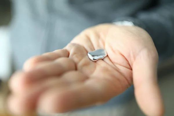 Mercúrio está na palma da mão masculina, envenenamento químico — Fotografia de Stock