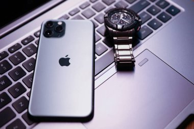 Dizüstü bilgisayarda Apple iphone pro
