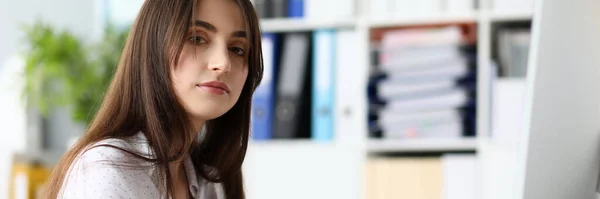 Elegante dama en el lugar de trabajo — Foto de Stock