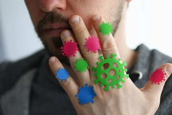 Homem toca seus olhos com micróbios coronavírus — Fotografia de Stock