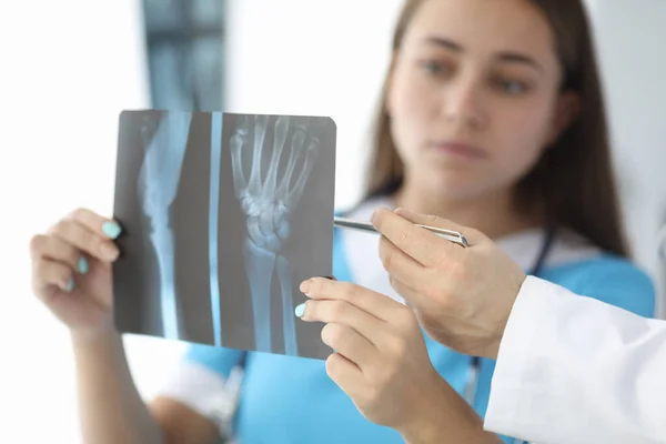 Docteur discutant de rayons X du patient — Photo