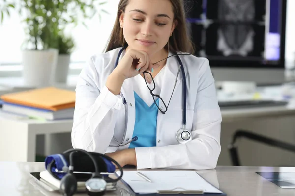 Infirmière calme et détendue au bureau — Photo