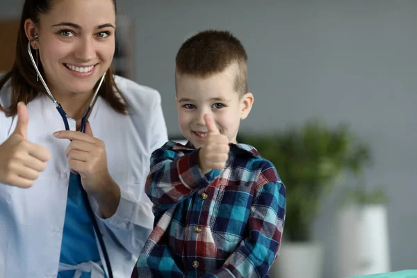 Fröhlich fröhliche Krankenschwester und Kind — Stockfoto
