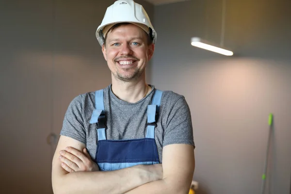 Hombre en la habitación de pie con casco protector —  Fotos de Stock